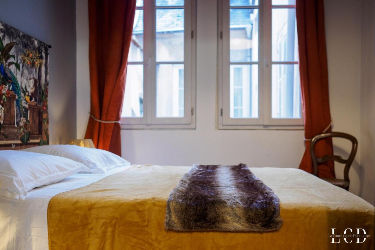 Au Roi Lion, Place Saint Michel Dijon Bagian luar foto